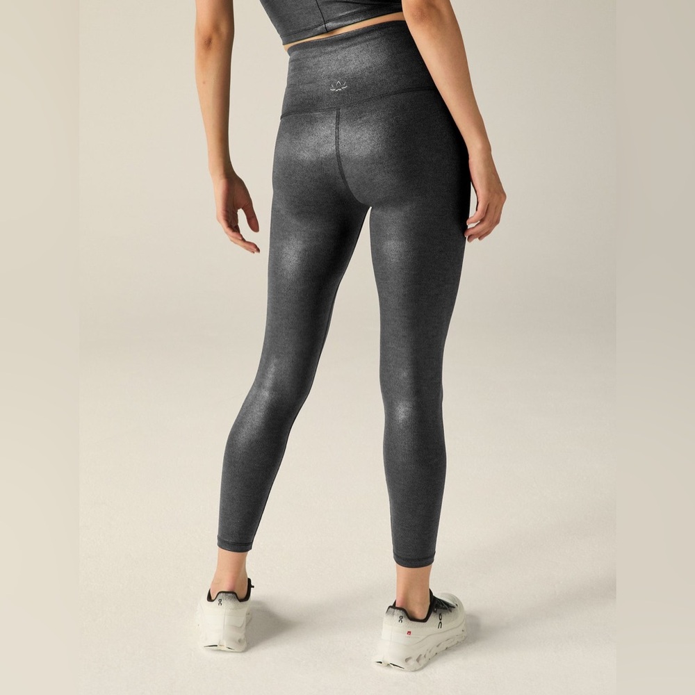 Beyond Yoga. Heather Rib Black Shine High Waisted Midi Legging. Black Shine. XS. - Picture 3 of 8